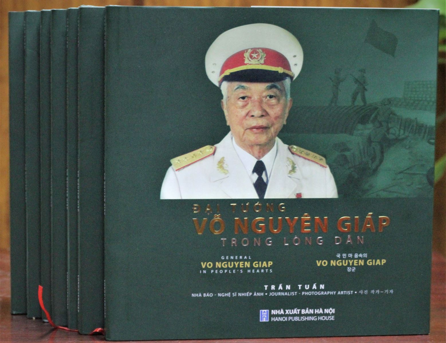 Bìa cuốn sách “Đại tướng Võ Nguyên Giáp trong lòng dân” với nhiều khoảnh khắc ảnh xúc động sâu sắc. Ảnh: AL