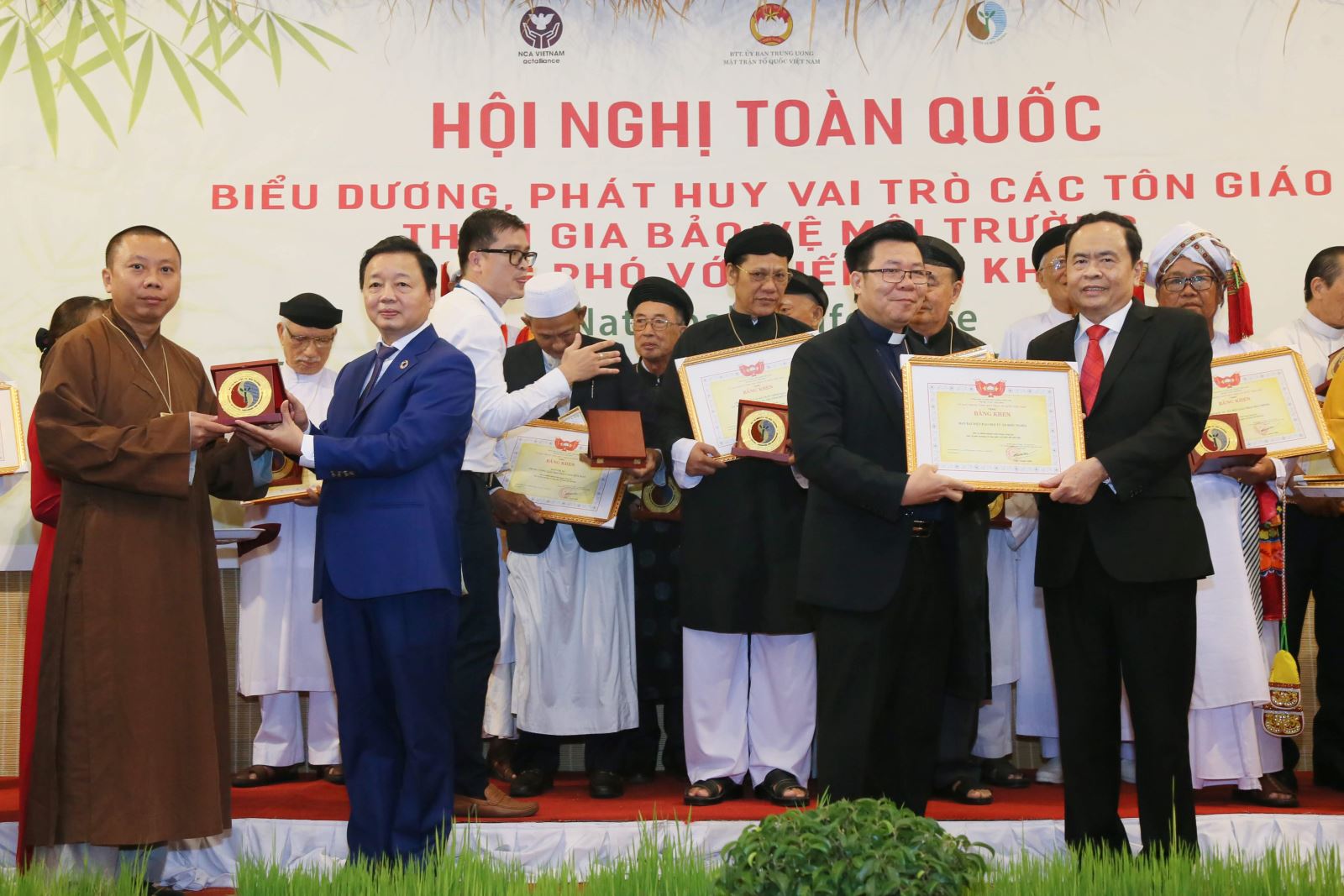 Tặng Bằng khen cho các tổ chức tôn giáo có thành tích xuất sắc trong Chương trình phối hợp “Phát huy vai trò của các tôn giáo tham gia bảo vệ môi trường và ứng phó với biến đổi khí hậu”.