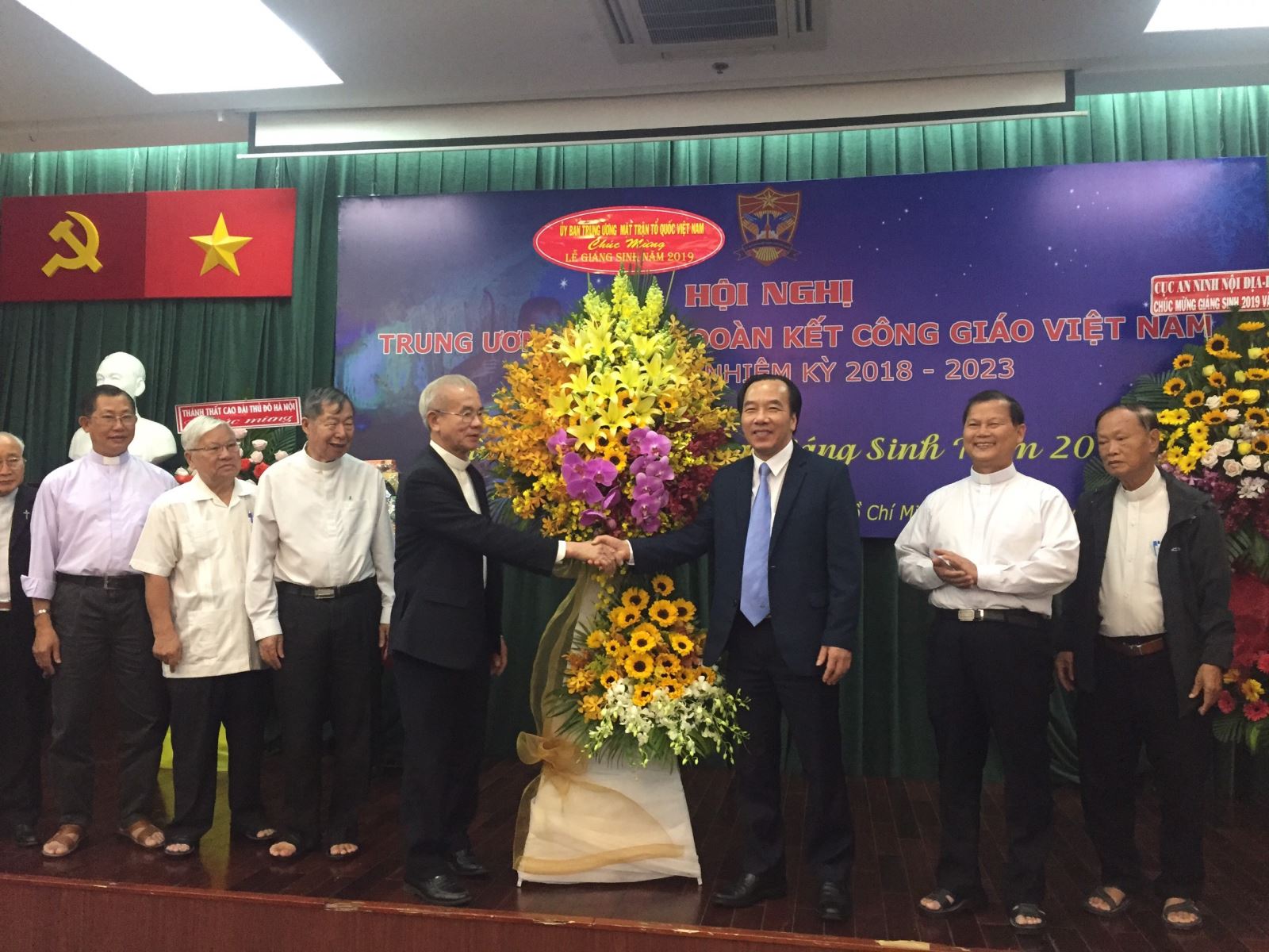 Phó Chủ tịch Ngô Sách Thực tặng lẵng hoa chúc mừng Giáng sinh 2019 cho đại diện các chức sắc, tu sĩ Công giáo. (Ảnh: Hồng Phúc).