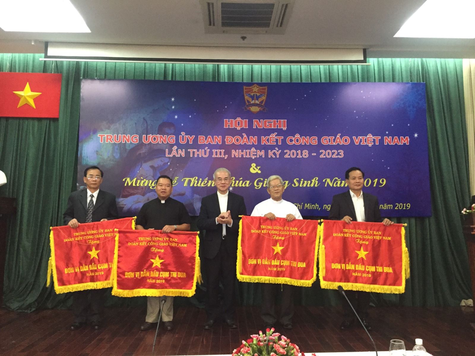 Trung ương UBĐKCG Việt Nam tặng Cờ thi đua và Bằng khen cho các tập thể, cá nhân. Ảnh: NVT Ảnh: Phạm Cường 