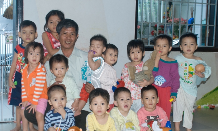 Đến nhà ông Phúc, bạn không thể phân biệt được ai là con nuôi con đẻ. Ảnh: Nguyễn Chung
