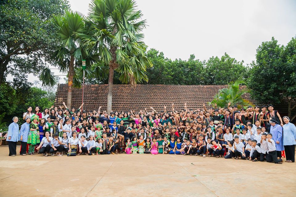 Nhà lưu trú sắc tộc Têrêsa, Dòng tu Nữ vương Hòa bình - Nơi chắp cánh cho các em nhỏ người dân tộc thiểu số trên hành trình tìm kiếm con chữ, khơi dậy ở các em sự yêu thích, trân trọng và mong muốn lưu giữ bản sắc văn hóa. Ảnh: Hoàng Hải