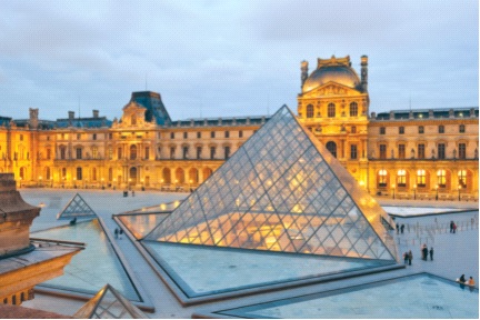 Quang cảnh bên ngoài bảo tàng Louvre. Ảnh: CTV