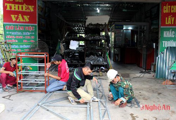 Xưởng sản xuất nhôm kính của anh Hồ Văn Tứ (Sơn Hải, Quỳnh Lưu). Ảnh: Hoàng Hải