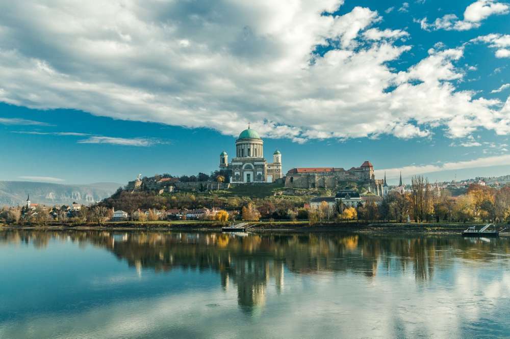 Vương cung thánh đường Esztergom nổi bật trên ngọn đồi Castle Hill of Esztergom. Ảnh: CTV