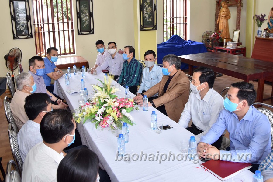 Đồng chí Nguyễn Xuân Bình, Phó chủ tịch Thường trực UBND thành phố nắm bắt tình hình phòng chống dịch COVID-19 tại Giáo xứ Hữu Quan (xã Dương Quan, huyện Thủy Nguyên).