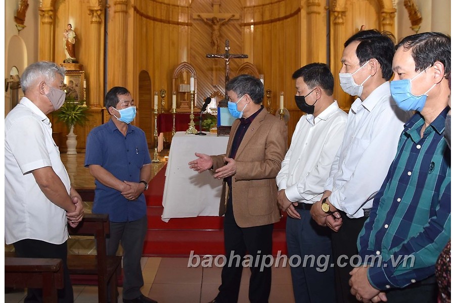 Đồng chí Nguyễn Xuân Bình, Phó chủ tịch Thường trực UBND thành phố nắm bắt tình hình phòng chống dịch COVID-19 tại Giáo xứ Tân An (trên phố Trần Nguyên Hãn, quận Lê Chân).