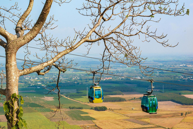 Cáp treo núi Bà Đen. Ảnh: Văn Hải