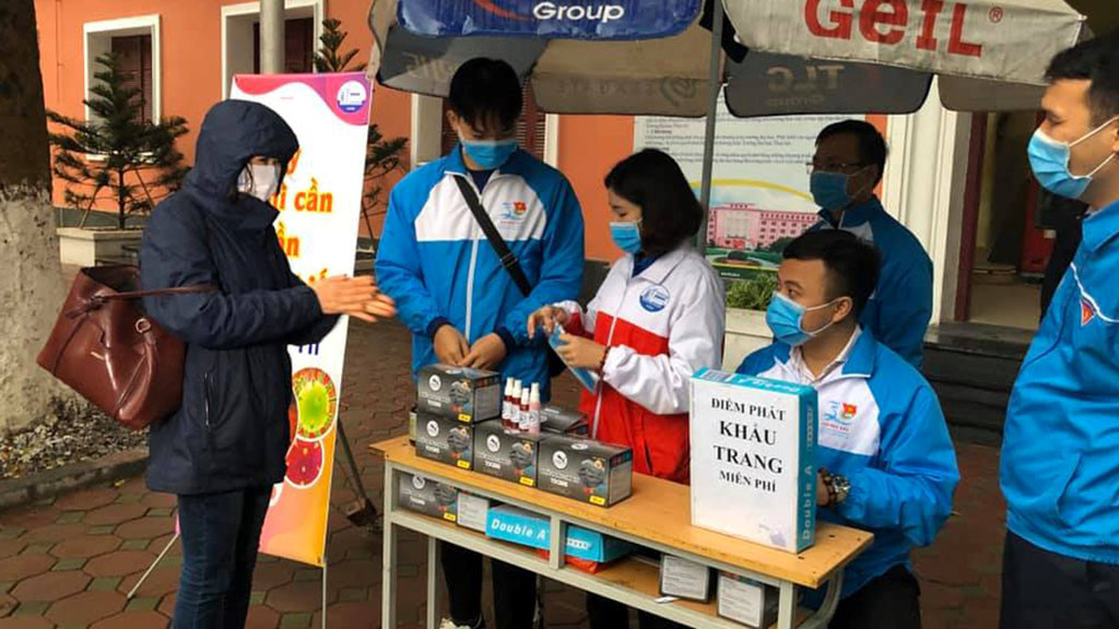 Trường đại học Thủy lợi tặng khẩu trang và dung dịch sát khuẩn miễn phí cho cán bộ, giảng viên, sinh viên và nhân dân. 
