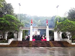 Nơi yên nghỉ của 10 nữ thanh niên xung phong hy sinh tại Ngã ba Đồng Lộc. Ảnh: Thế Lượng