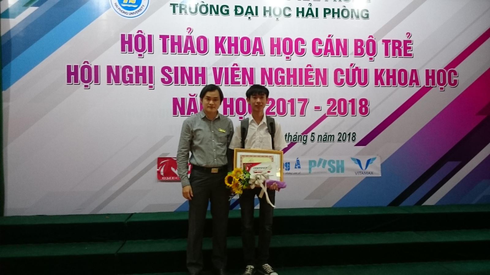 Thầy Lê Đắc Nhường (ảnh trái) bên sinh viên đạt giải nghiên cứu khoa học.