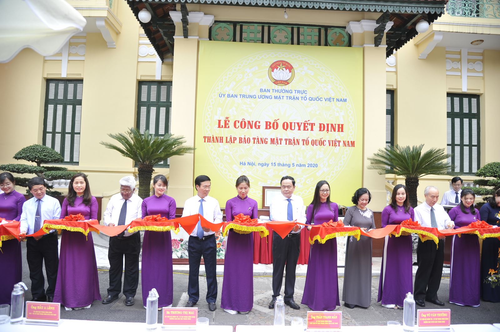 Các đại biểu cắt băng khai trương Bảo tàng Mặt trận Tổ quốc Việt Nam. Ảnh: Phạm Cường