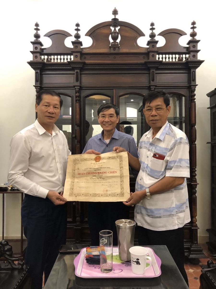  LM. PHẠM BÁ TRỰC, còn được HỒ CHỦ TỊCH tặng thưởng Huân chương kháng chiến Hạng Nhất, năm 1961 (Lưu trữ tại Văn phòng Ủy ban ĐKCGVN, vừa trao lại cho gia đình, 6/2020).
