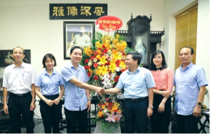 Đại diện Ban Tôn giáo Chính phủ chúc mừng báo NCGVN. Ảnh: Phạm Cường