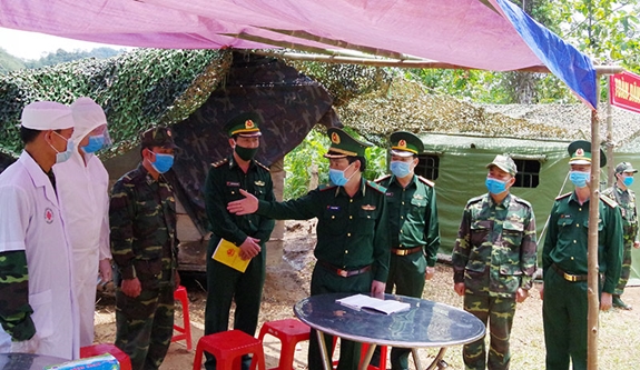 Thiếu tướng Đỗ Danh Vượng, Bí thư Đảng ủy, Chính ủy BĐBP kiểm tra, động viên cán bộ, chiến sĩ Đồn Biên phòng Tam Hợp thực hiện nhiệm vụ chốt chặn phòng, chống dịch Covid-19 tại địa bàn biên giới tỉnh Nghệ An. Ảnh: Viết Lam