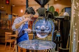 Anh Thái cũng cho biết, mong muốn số tiền hỗ trợ cho quán sẽ dành cho người bán vé số, người mua ve chai. 
