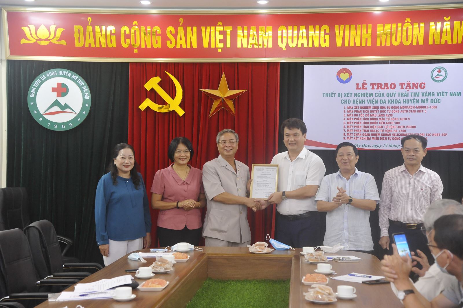 Quỹ Trái Tim Vàng Việt Nam trao tặng các thiết bị xét nghiệm cho bệnh viện Đa khoa Mỹ Đức. 