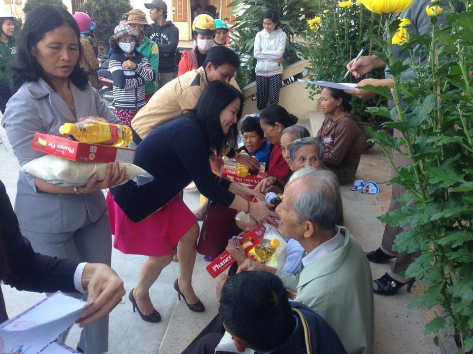 Maria Nguyễn Thị Thanh Hương thăm hỏi, trao quà cho người có công. Ảnh: Văn Giang
