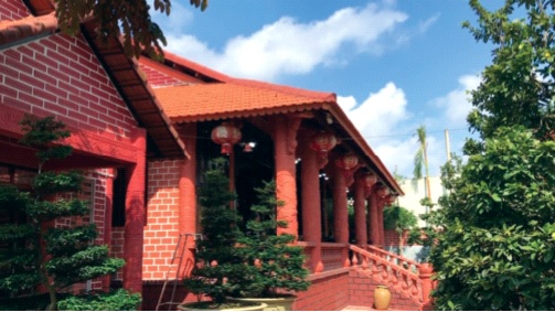 Ngôi nhà được làm từ 90% nguyên liệu là đất sét nung. Ảnh: Duy Tân 