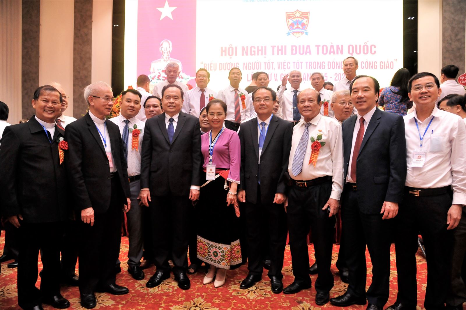 Bí thư Trung ương Đảng, Chủ tịch Ủy ban Trung ương MTTQ Việt Nam Trần Thanh Mẫn trò chuyện với đại biểu tham dự Hội nghị. Ảnh: Phạm Cường