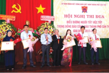Trao kỷ niệm chương “Đồng hành cùng dân tộc” cho các cá nhân. Ảnh: CTV