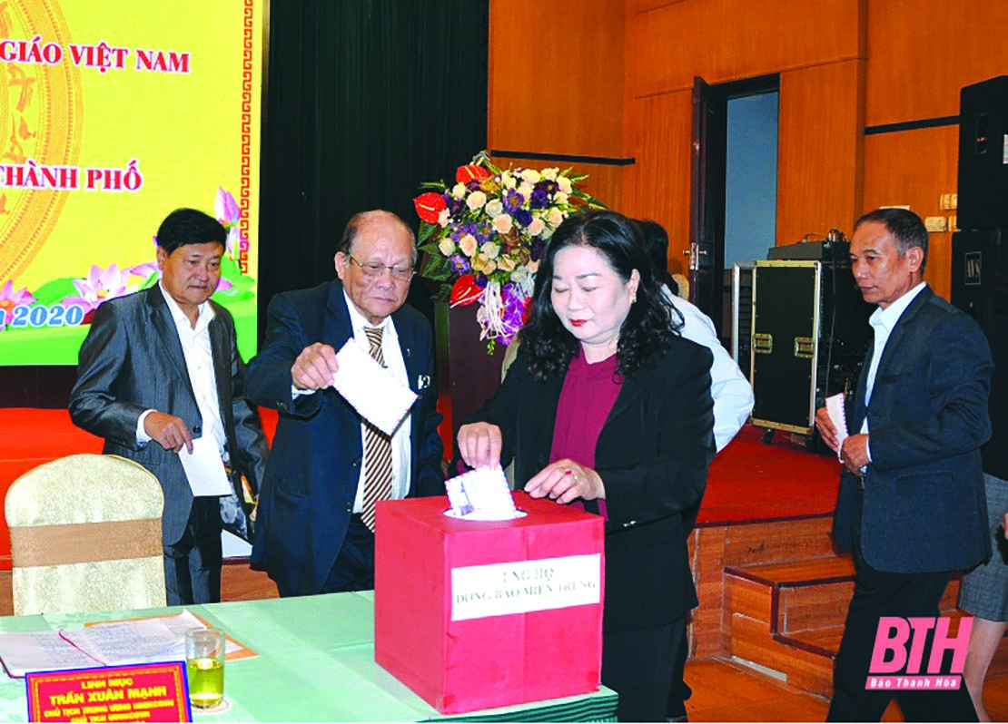Đại diện Ủy ban Đoàn kết Công giáo các tỉnh, thành phố phía Bắc quyên góp ủng hộ đồng bào Miền Trung bị ảnh hưởng bởi bão, lũ. Ảnh: CTV