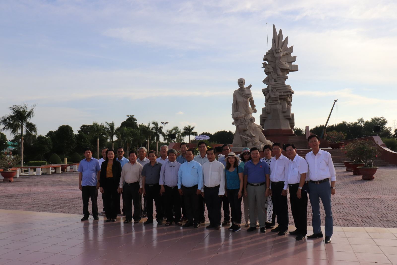 Các đại biểu Ủy ban đoàn kết Công giáo các tỉnh miền Đông Nam bộ thăm tượng đài “Long An trung dũng kiên cường, toàn dân đánh giặc”. 