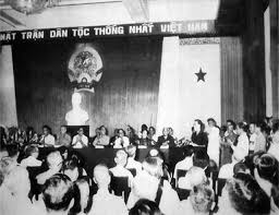 Đại hội Mặt trận thống nhất Việt Nam được tổ chức tại TP Hồ Chí Minh từ ngày 31/1 - 4/2/1977, hợp nhất 3 tổ chức: Mặt trận Tổ quốc Việt Nam, Mặt trận Dân tộc Giải phóng miền Nam Việt Nam, Liên minh các lực lượng dân tộc, dân chủ và hoà bình Việt Nam, lấy tên là Mặt trận Tổ quốc Việt Nam. Đại hội đã hiệp thương, giới thiệu 191 vị tham gia UBTƯ MTTQ Việt Nam. Đoàn Chủ tịch gồm 45 vị. Chủ tịch danh dự là ông Tôn Đức Thắng; Chủ tịch là ông Hoàng Quốc Việt. Ảnh: Kim Hùng 