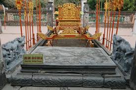 Các nhà sử học đánh giá, long sàng ở đền thờ vua Đinh Tiên Hoàng là kiệt tác điêu khắc của người Việt. Ảnh: Thái Bá