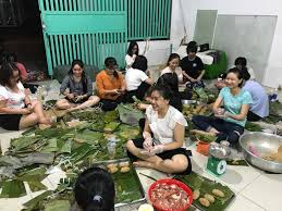 Hàng chục phụ nữ Cần Thơ chung tay gói bánh tét tặng người dân vùng lũ miền Trung. Ảnh: Duy Tân