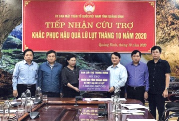 Phó Chủ tịch - Tổng Thư ký Ủy ban Trung ương MTTQVN Hầu A Lềnh trao hỗ trợ tỉnh Quảng Bình 5 tỷ đồng khắc phục hậu quả mưa lũ. Ảnh: Hiền Chi