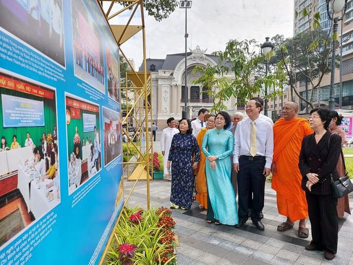 Ngày 9/11, hơn 100 bức ảnh giới thiệu những đóng góp quan trọng của Mặt trận Dân tộc giải phóng miền Nam Việt Nam đã được trưng bày tại các khu vực trung tâm TP.HCM. (trong ảnh: Các đại biểu tham quan triển lãm). Ảnh: Băng Tâm