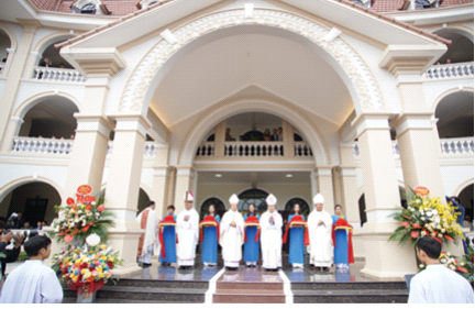Nghi thức cắt băng khánh thành Tòa Giám mục. Ảnh: CTV