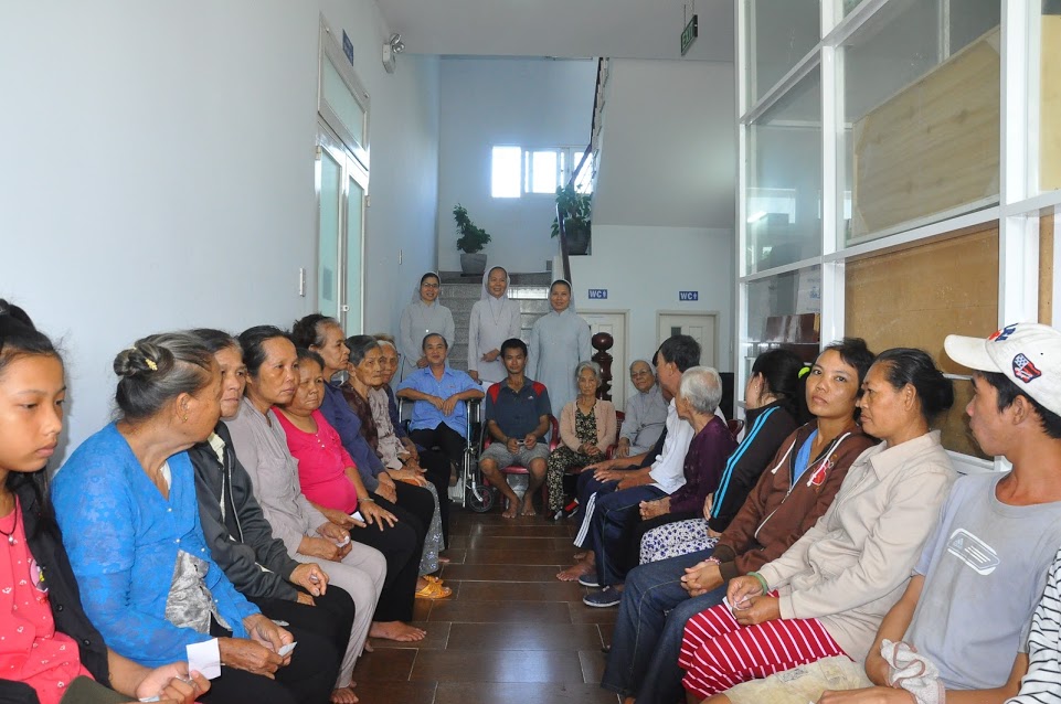 Bệnh nhân đến phòng chẩn trị y học cổ truyền Hy Vọng hầu hết là người nghèo. Ảnh: Thiên Lý