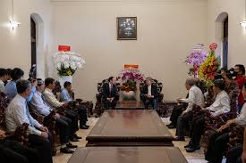 Bí thư Trung ương Đảng, Bí thư Thành ủy TP. Hồ Chí Minh Nguyễn Văn Nên chúc mừng Giáng sinh Đức Tổng Giám mục Giuse Nguyễn Năng và Tổng giáo phận Sài Gòn - TP. Hồ Chí Minh. Ảnh: Hữu Ngiêm