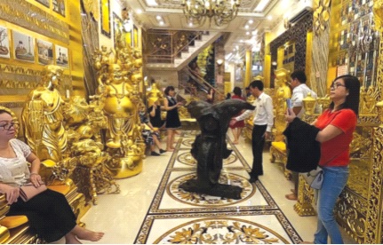 Du khách thăm ngôi nhà vàng đất Tây Đô. Ảnh: CTV