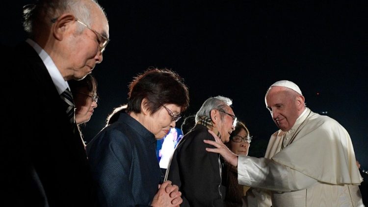 ĐTC Phanxicô gặp thân nhân các nạn nhân của bom nguyên tử ở Hiroshima (Vatican Media)