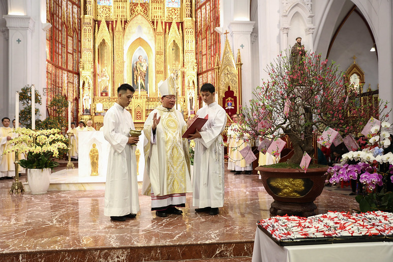 Người Công giáo thường tham dự thánh lễ nửa đêm: Lễ giao thừa. Ảnh: Đình Ngọc