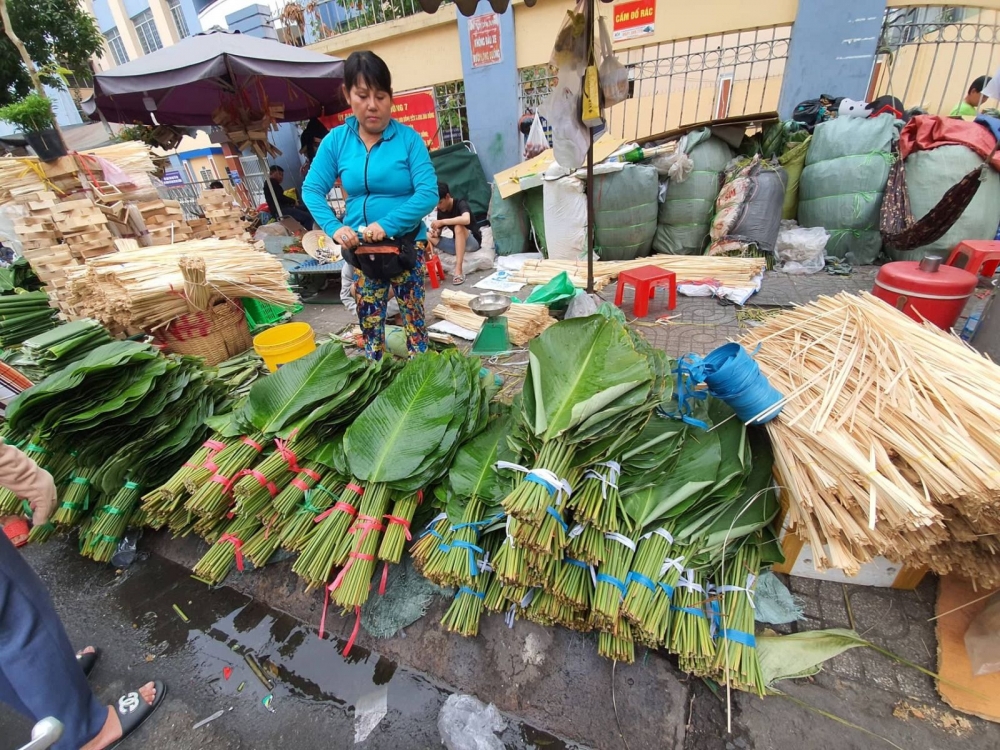 Chợ lá dong truyền thống là địa điểm quen thuộc của nhiều người dân Sài Gòn. Ảnh: CTV