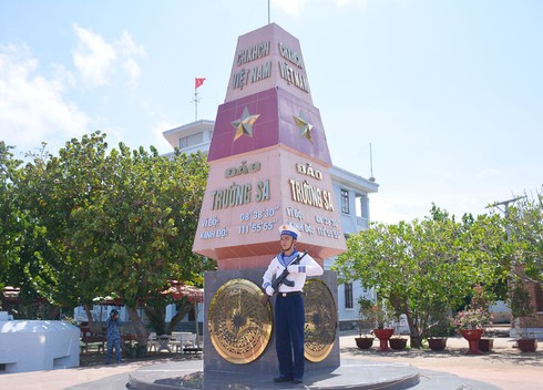 Cột mốc chủ quyền thiêng liêng trên đảo Trường Sa. Ảnh: Kiên ĐỊnh