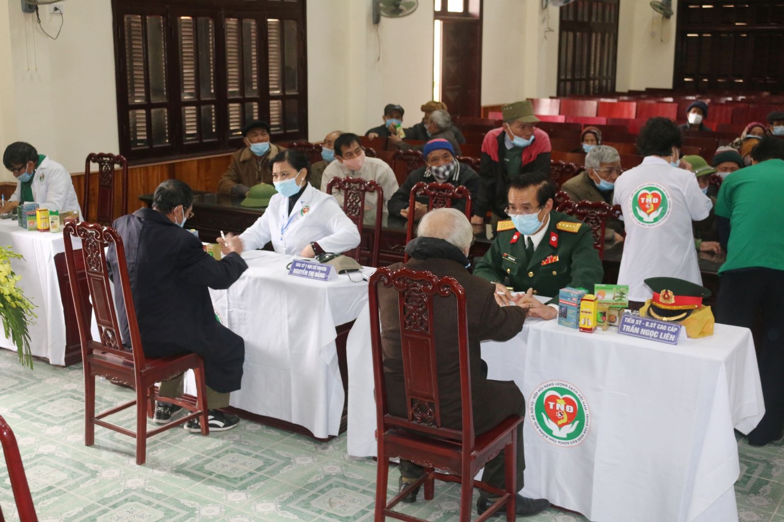 Trung tâm Nhân đạo nghĩa tình đồng đội khám, tư vấn sức khỏe và cấp thuốc miễn phí cho thương binh, bệnh binh và thân nhân liệt sỹ tại xã Kim Thái, huyện Vụ Bản, tỉnh Nam Định. Ảnh: Đỗ Hương