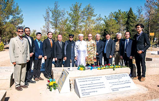 Thăm mộ linh mục Alexandre de Rhodes. Ảnh: Minh Tường