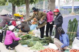 Bà con dân tộc từ các bản làng xa xôi mang các sản vật xuống chợ bán và sắm Tết. 