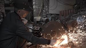 Ông Hoàng Văn Thức gắn bó với nghề rèn thủ công 40 năm. Ảnh: Hoàng Long