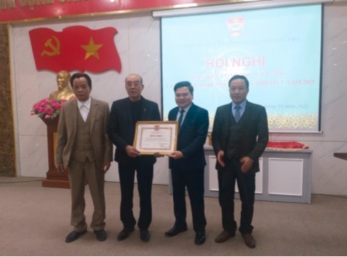 Thừa ủy quyền của Ban Thường trực, ông Vũ Thành Nam, Ủy viên Đoàn Chủ tịch, Chánh Văn phòng Trung ương Ủy ban Đoàn kết Công giáo Việt Nam trao tặng Bằng khen của Trung ương Ủy ban Đoàn kết Công giáo Việt Nam cho Ủy ban Đoàn kết Công giáo Việt Nam tỉnh Phú Thọ. Ảnh: CTV