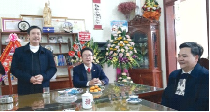 Linh mục Giuse Hoàng Văn Tuấn (bên trái) trao đổi kinh nghiệm phối hợp xây dựng khối đại đoàn kết toàn dân và phong trào thi đua yêu nước nơi đồng bào Công giáo. Ảnh: An Luých