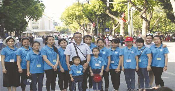 Ông Chắt dẫn các con ở Trung tâm Hy vọng Lộc Bình xuống thăm quan Thủ đô. Ảnh: Anh Tuấn Ảnh: Thiên Lý
