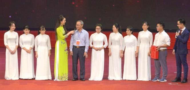 Cuộc gặp gỡ bất ngờ, xúc động giữa ông Nguyễn Trung Chắt và các con tại buổi lễ Tuyên dương Những tấm gương thầm lặng vì cộng đồng. Ảnh: Hải Yến Ảnh: Thiên Lý