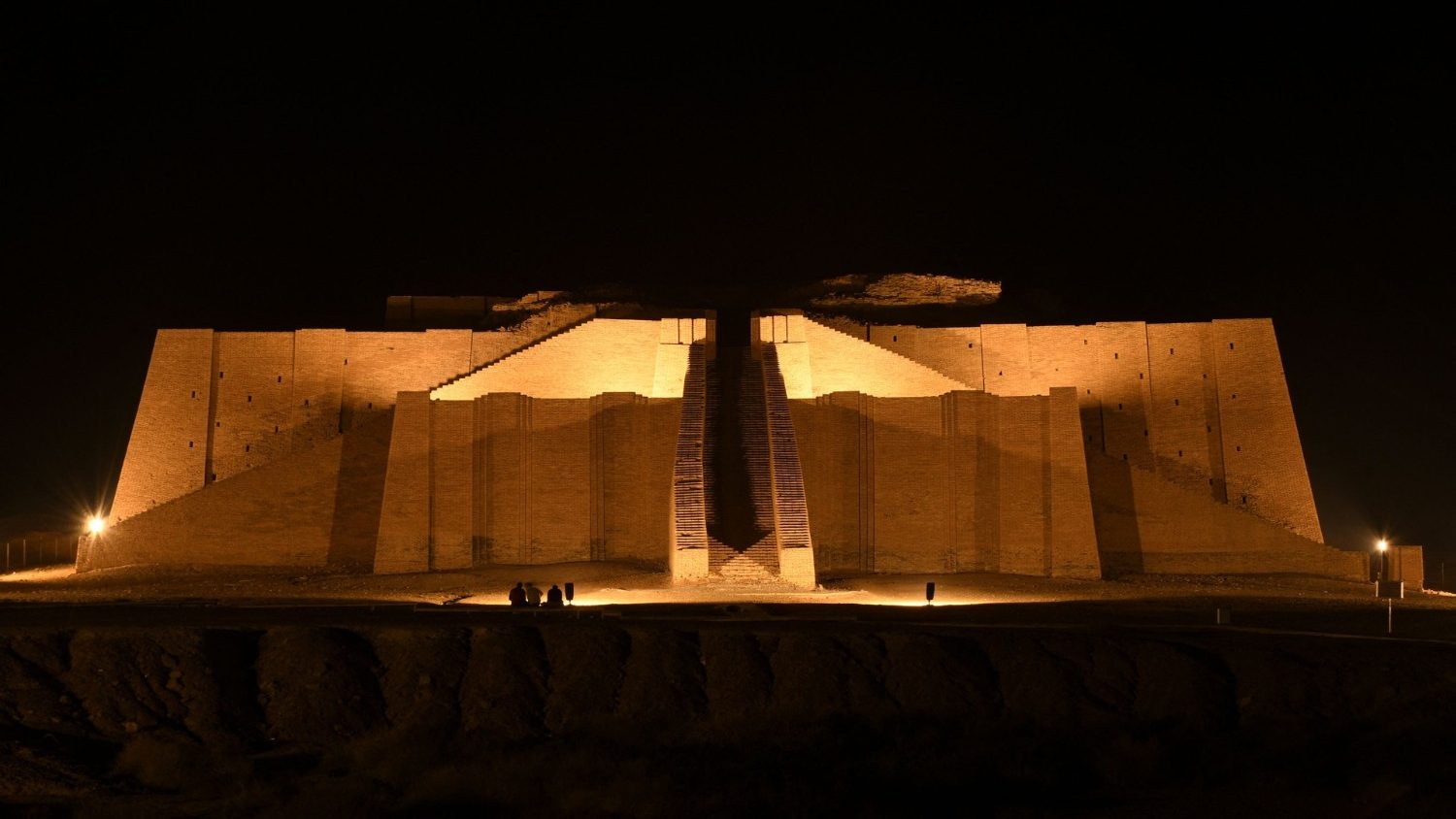 Đền thờ Great Ziggurat được chiếu sáng nhân chuyến viếng thăm của Đức Thánh Cha. Ảnh: CTV Ảnh: DA