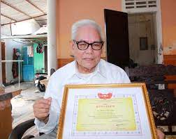 Ông Trần Công Niên với bằng khen của Ủy ban Trung ương MTTQ Việt Nam. Ảnh: Anh Khoa
